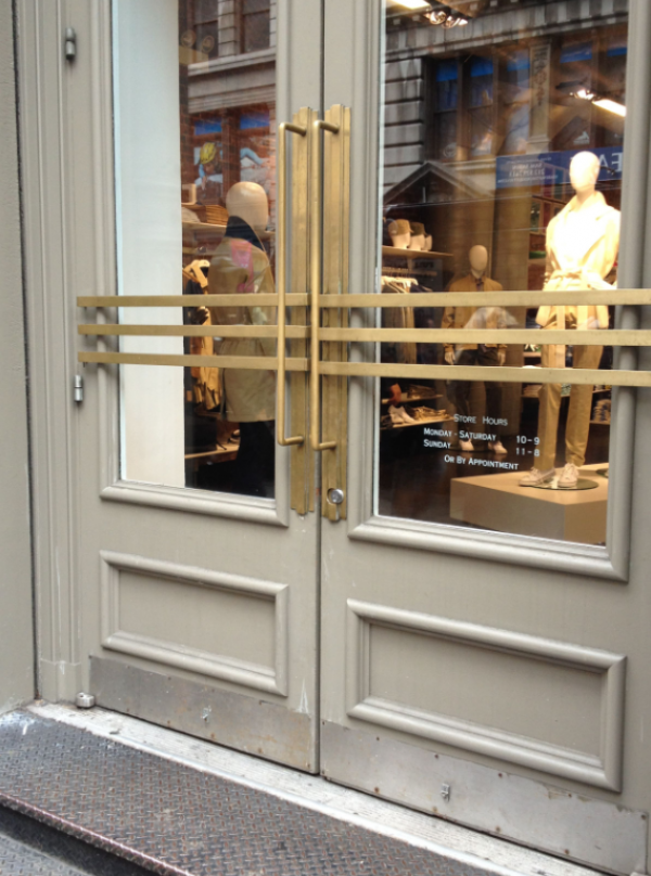 Penggunaan Gagang Pintu yang Unik dan Menarik